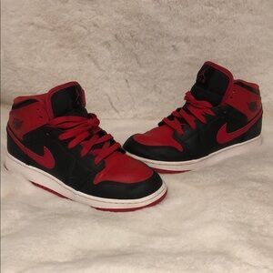 Nike Men's Black and Red High-Top Sneakers 6Y